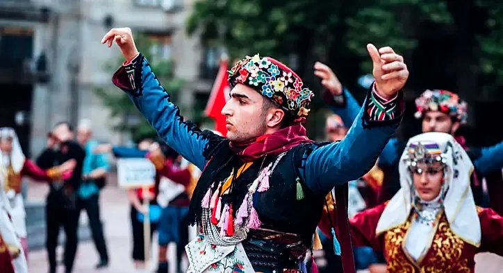 Zeybek Nasıl Yapılır? Zeybek Hareketleri ve Müzikleri